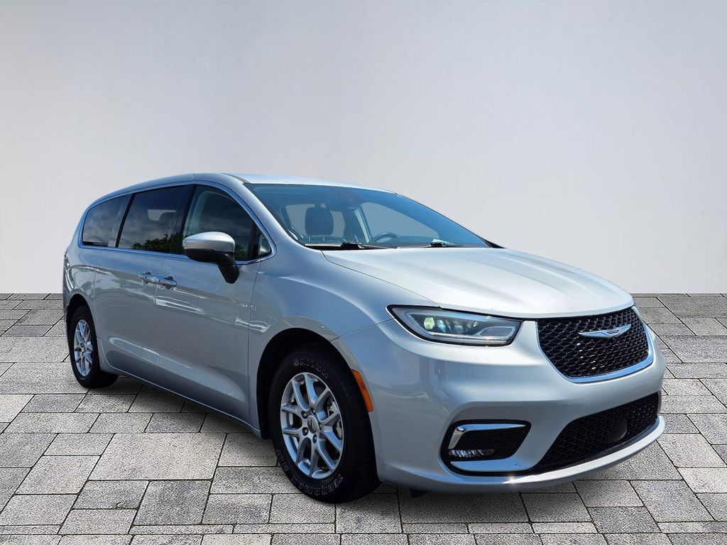 2023 Chrysler Pacifica Touring L's photo