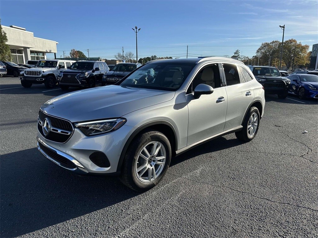 2025 Mercedes Benz GLC 300 photo 3