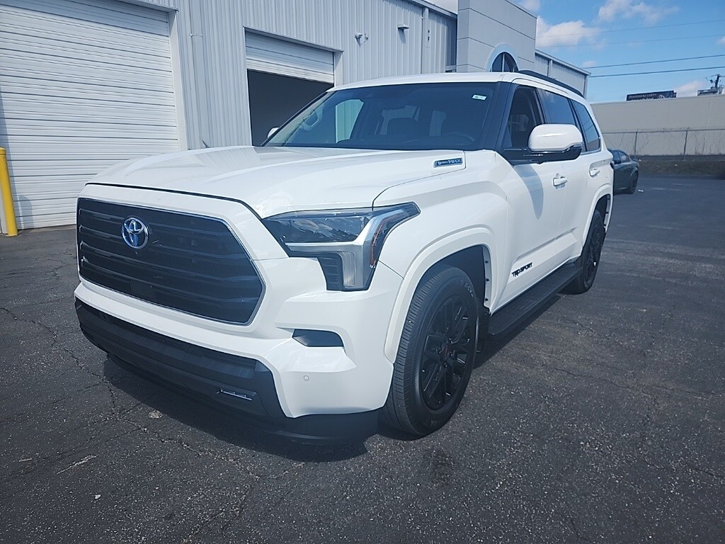2024 Toyota Sequoia SR5 photo 3