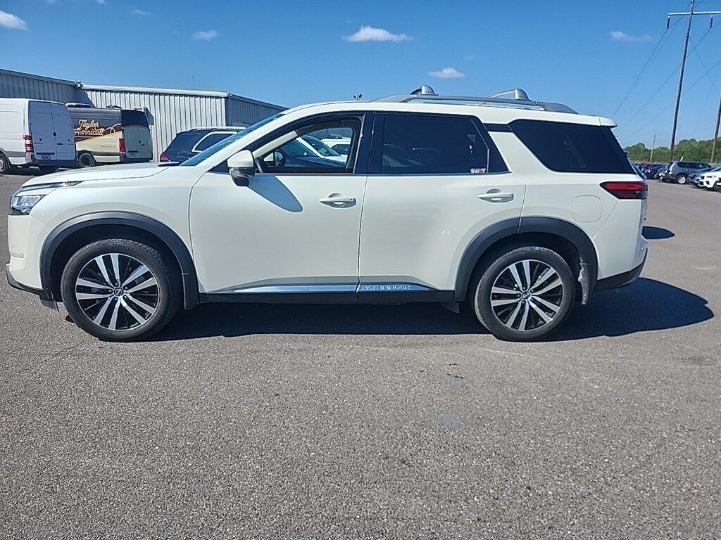 2024 Nissan Pathfinder Platinum photo 3