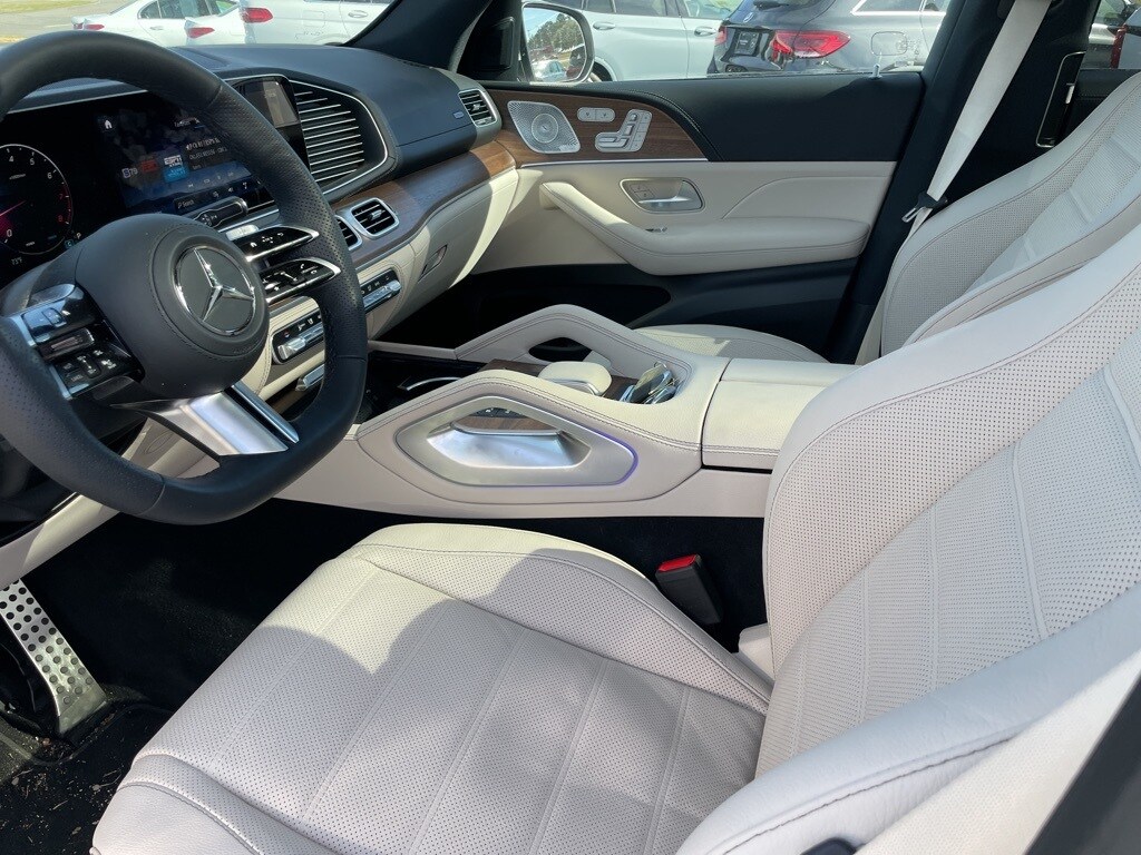 2025 Mercedes Benz GLS 580 photo 2