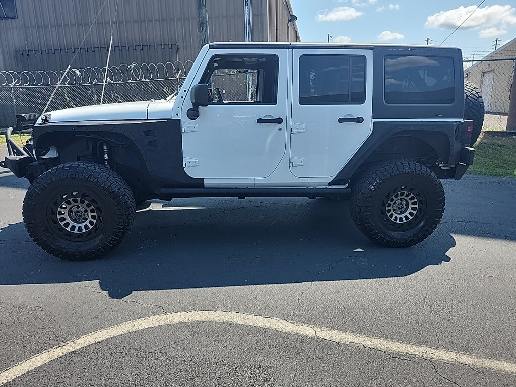 2014 Jeep Wrangler Unlimited Sahara photo 4