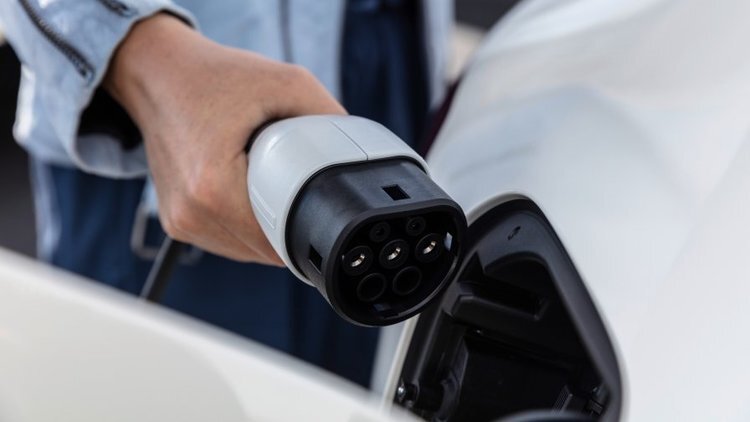 Mercedes-AMG E 53 HYBRID Charging