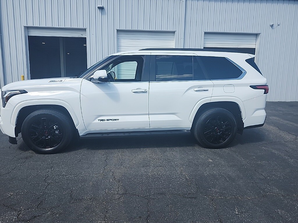 2024 Toyota Sequoia SR5 photo 4