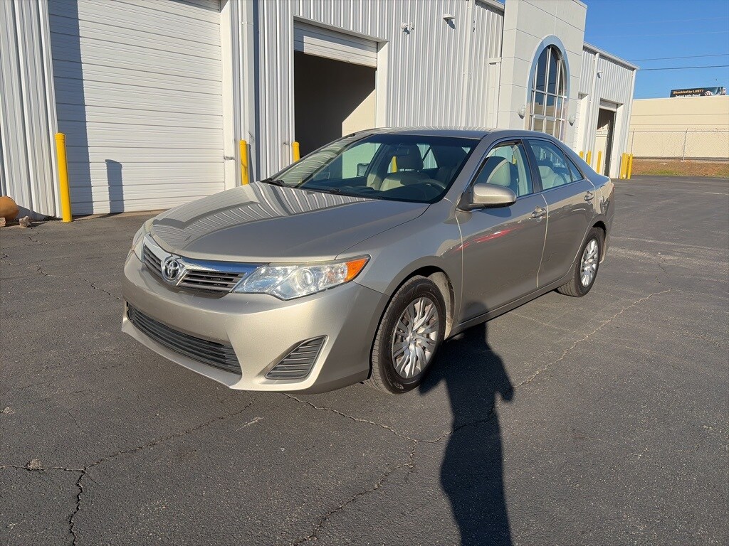 2014 Toyota Camry LE photo 3