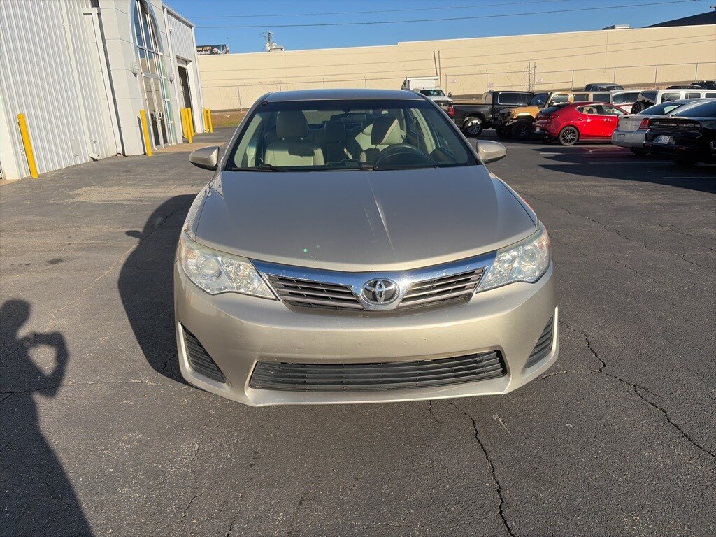 2014 Toyota Camry LE photo 2