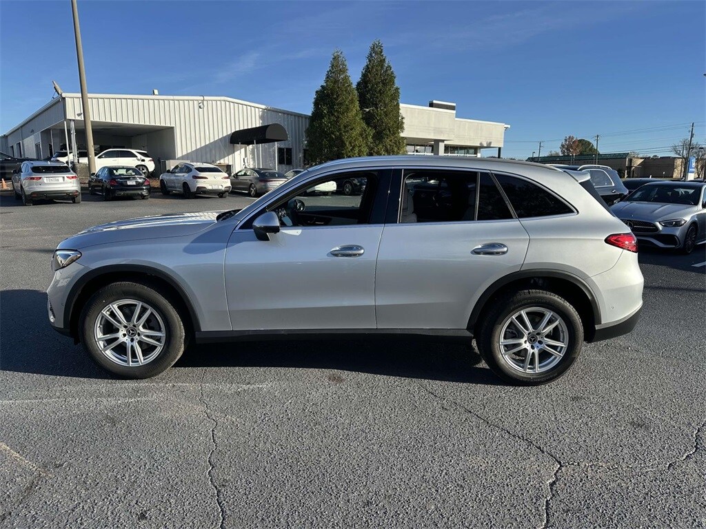 2025 Mercedes Benz GLC 300 photo 4