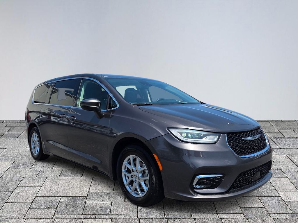 2023 Chrysler Pacifica Touring L's photo
