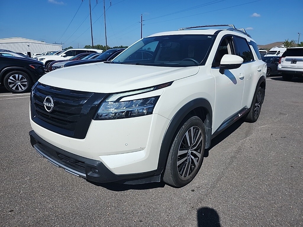 2024 Nissan Pathfinder Platinum photo 2