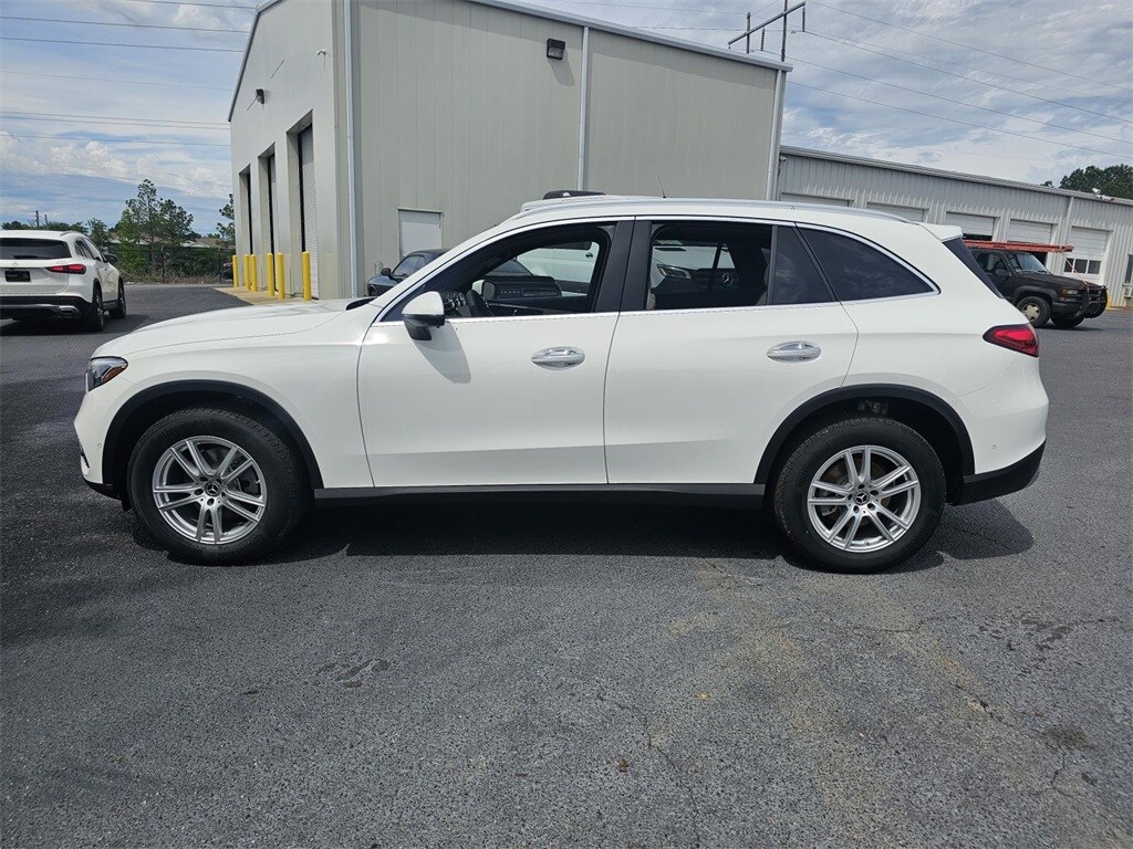 2025 Mercedes Benz GLC 300 photo 4