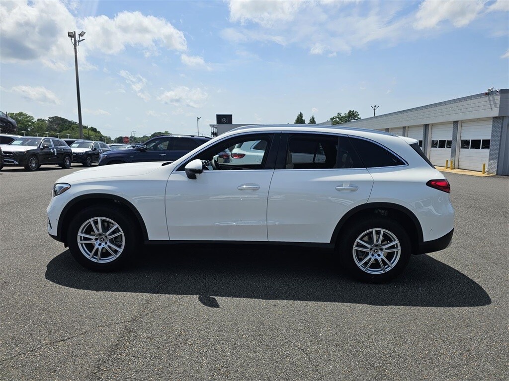 2025 Mercedes Benz GLC 300 photo 4