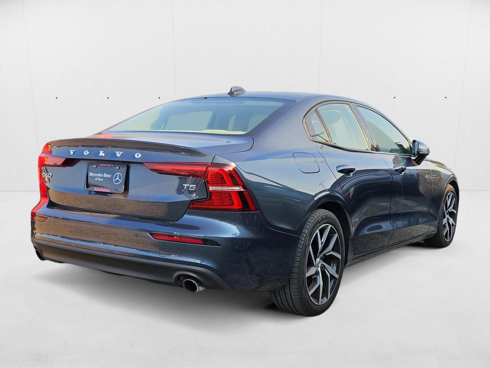 2020 Volvo S60 T5 Momentum photo 3