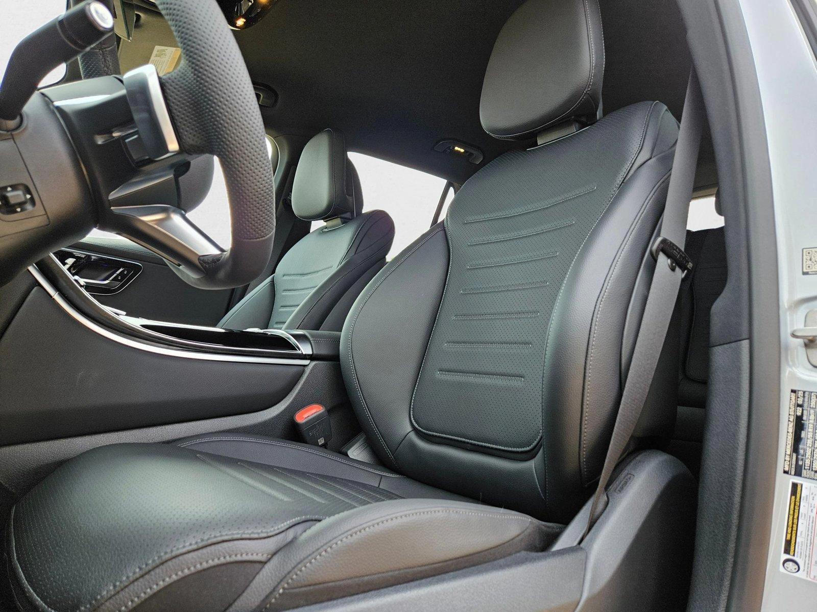 2025 Mercedes Benz GLC 300 photo 4