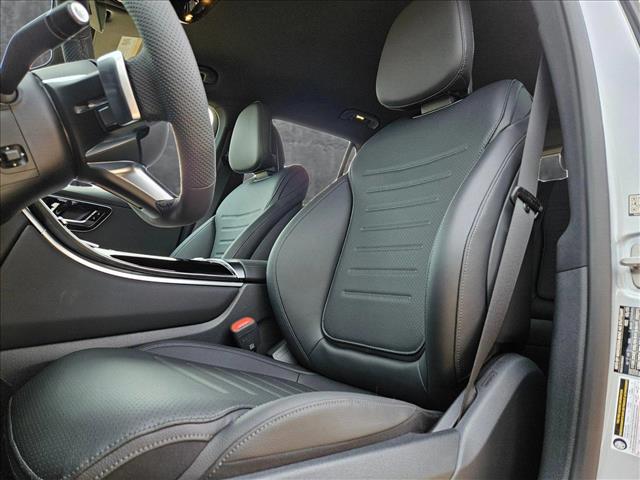 2025 Mercedes Benz GLC 300 photo 4