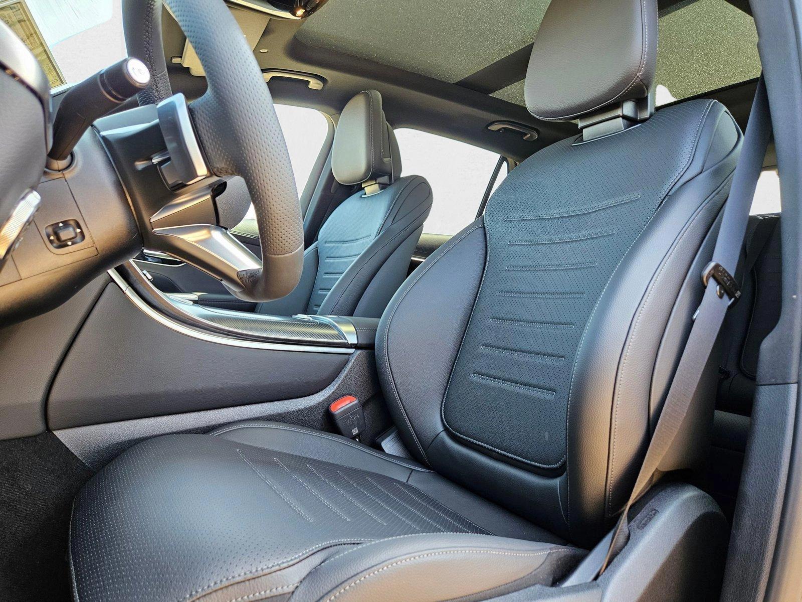 2025 Mercedes Benz GLC 300 photo 4