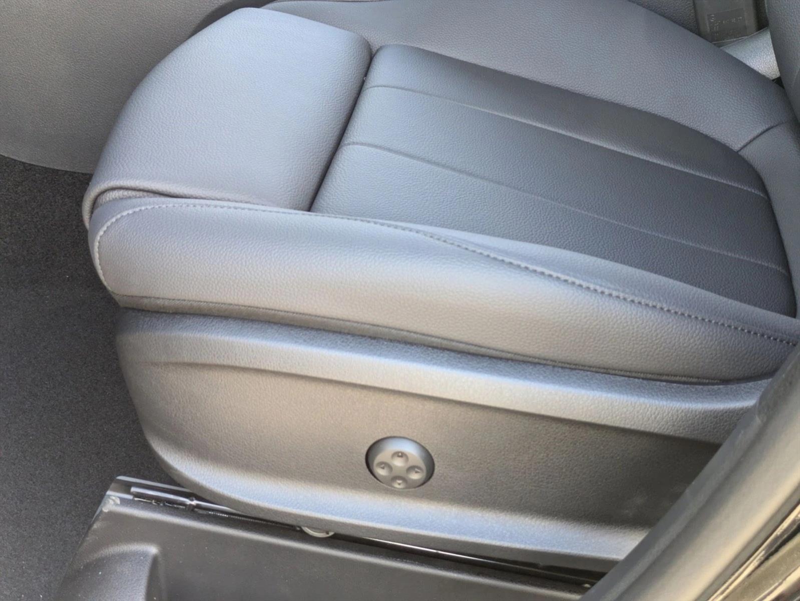 2025 Mercedes Benz GLB 250 photo 4