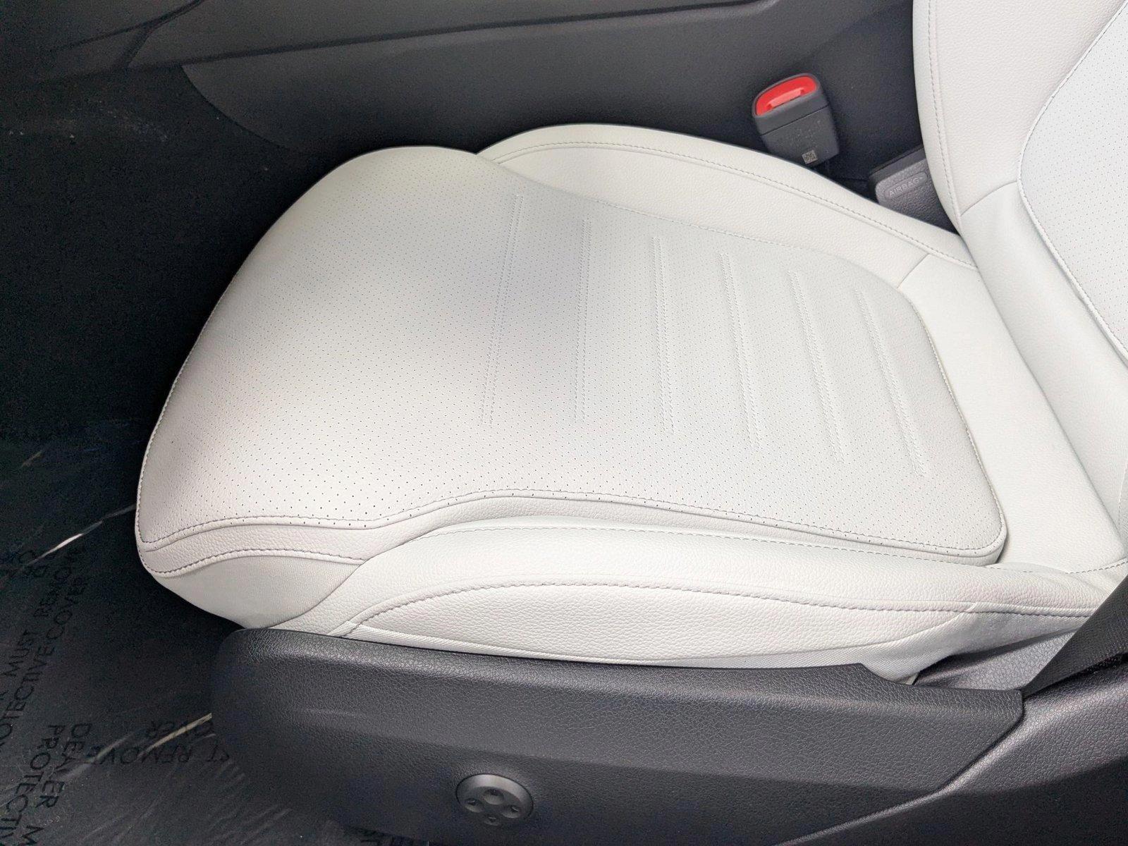 2025 Mercedes Benz C 300 Sedan photo 4