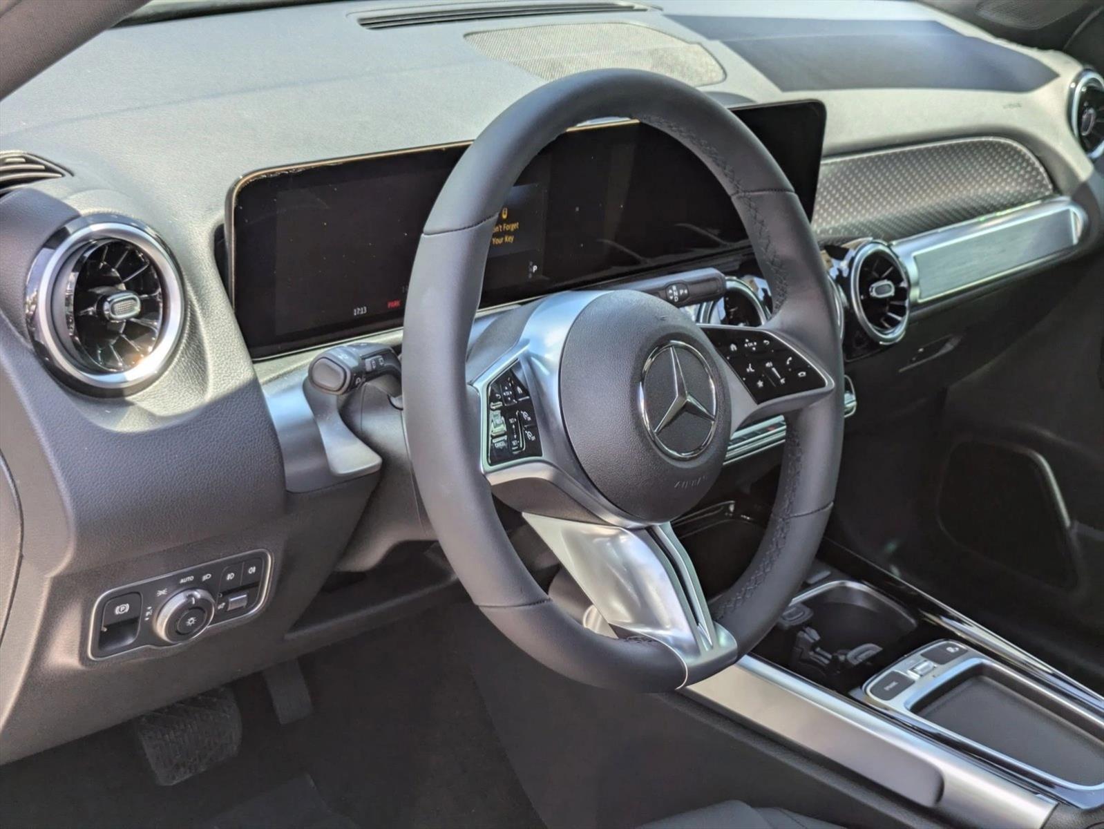 2025 Mercedes Benz GLB 250 photo 3