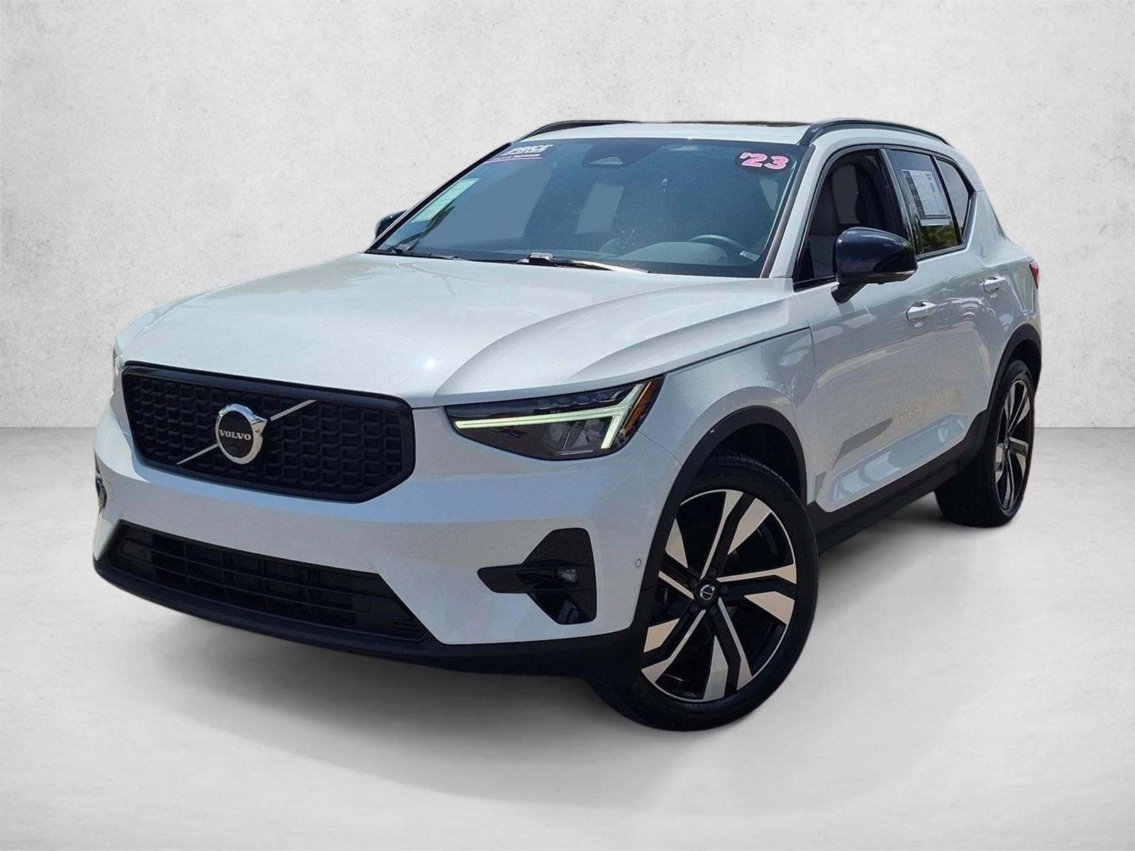 2023 Volvo XC40 B5 Plus Dark AWD's photo