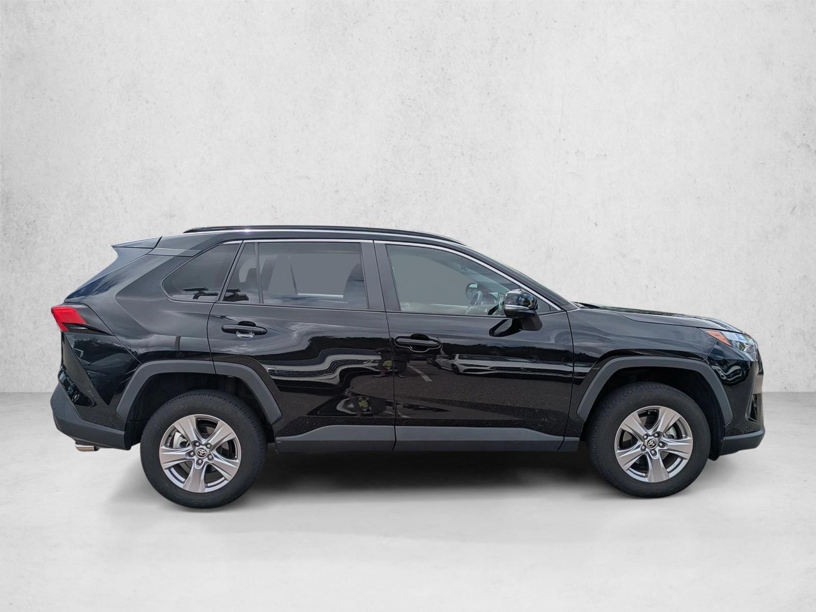 2022 Toyota RAV4 XLE photo 2