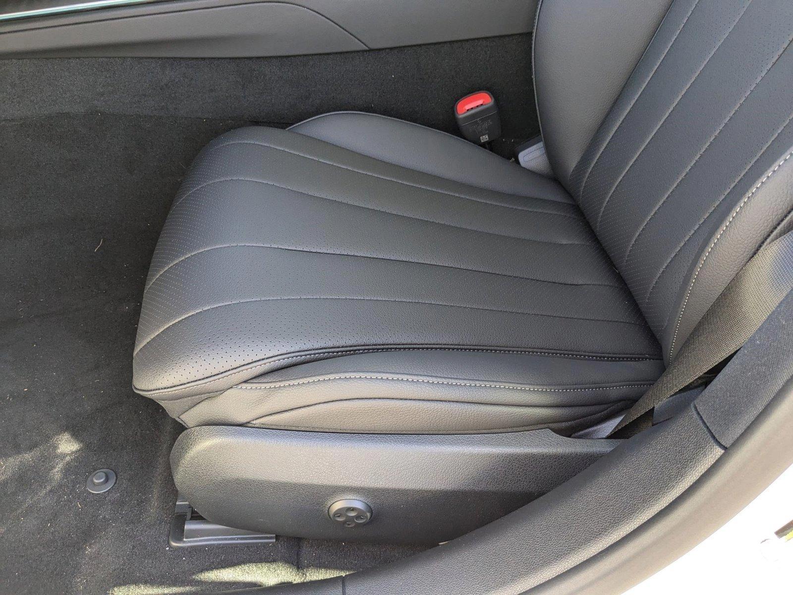 2025 Mercedes Benz E 350 4MATIC photo 4