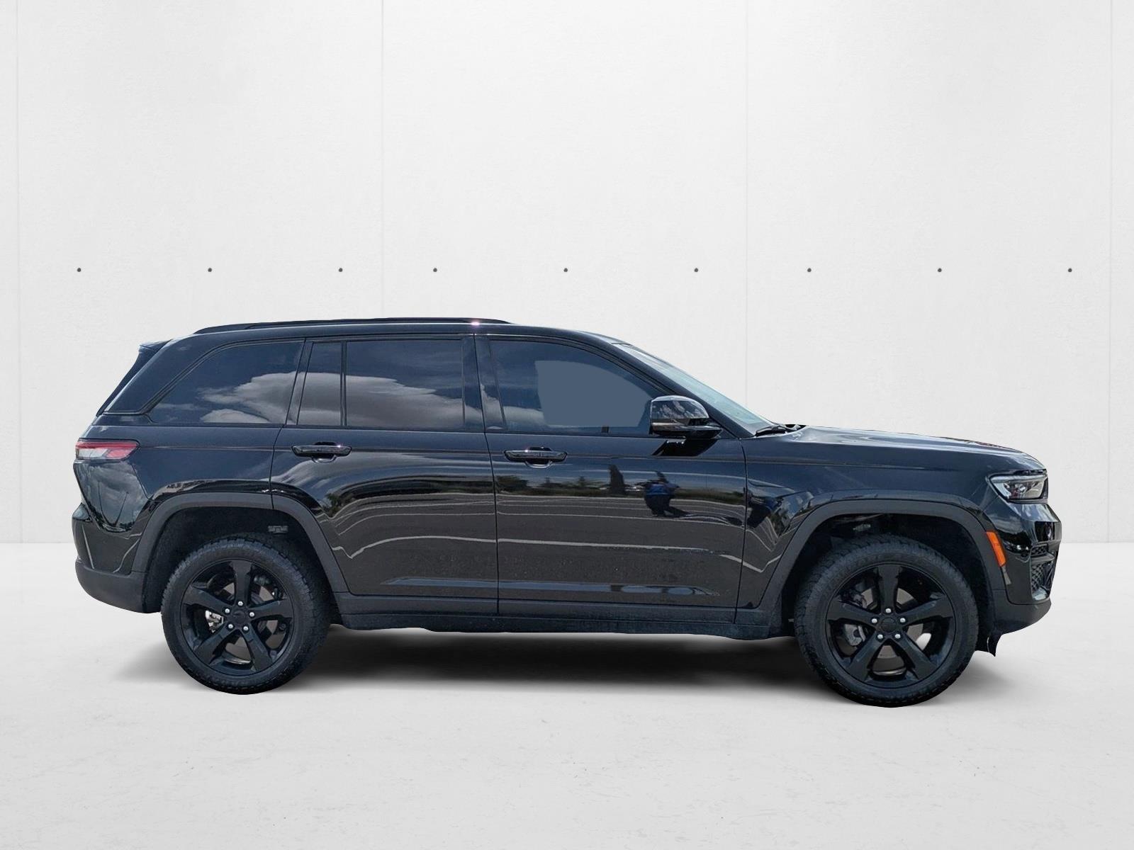 2024 Jeep Grand Cherokee Laredo photo 2