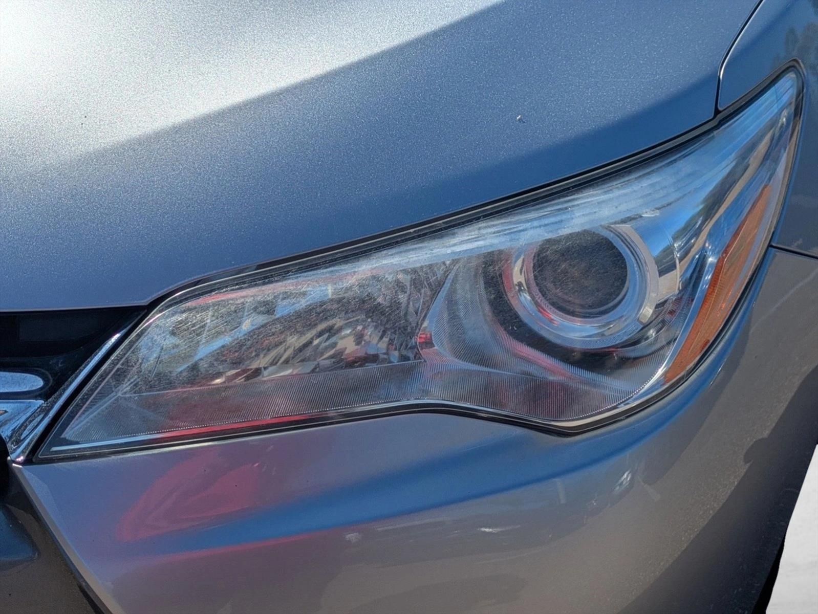 2017 Toyota Camry XLE photo 3