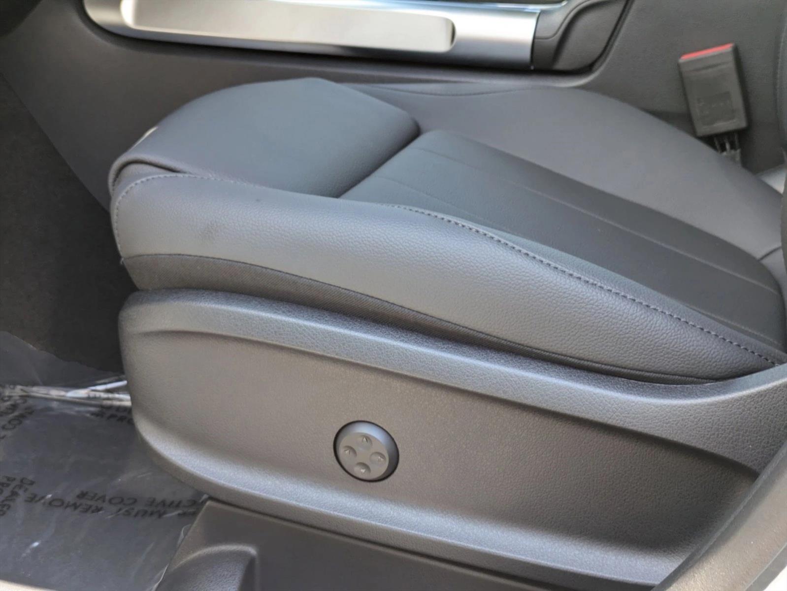 2025 Mercedes Benz GLB 250 photo 4