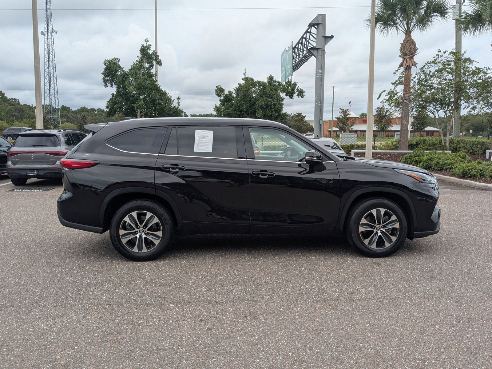 2022 Toyota Highlander XLE photo 3