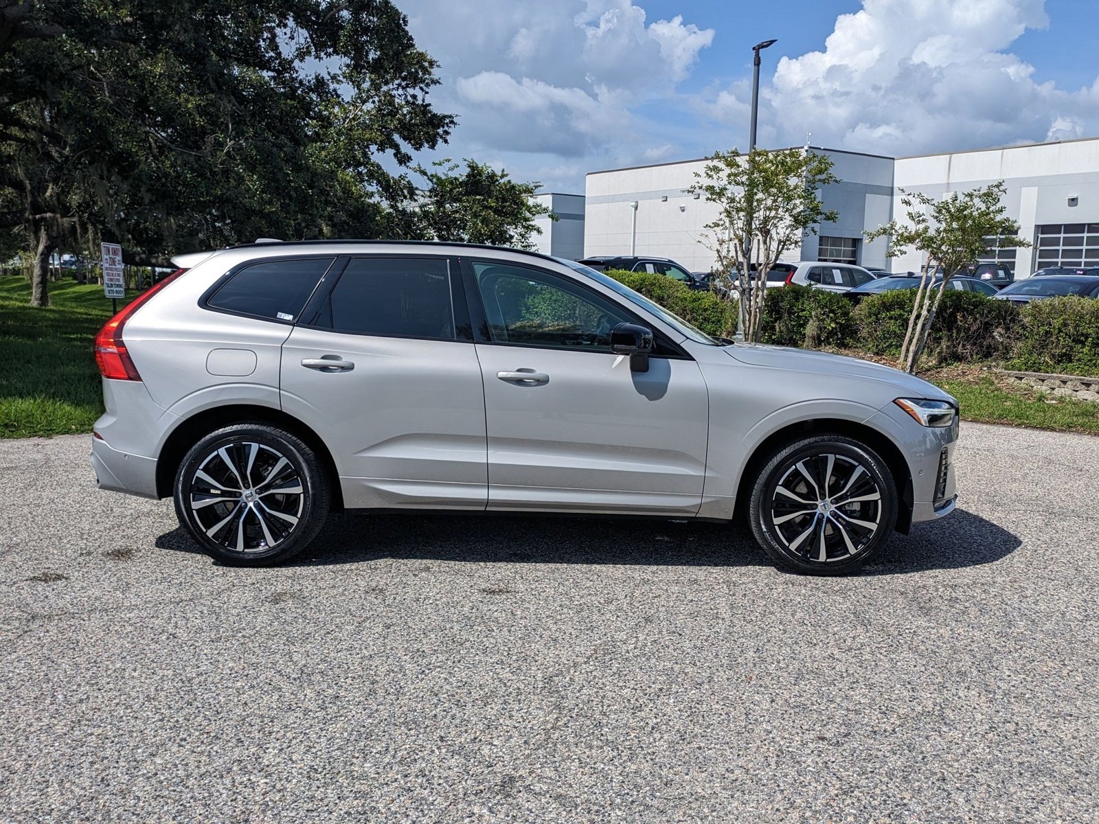 2025 Volvo XC60 B5 Plus photo 4