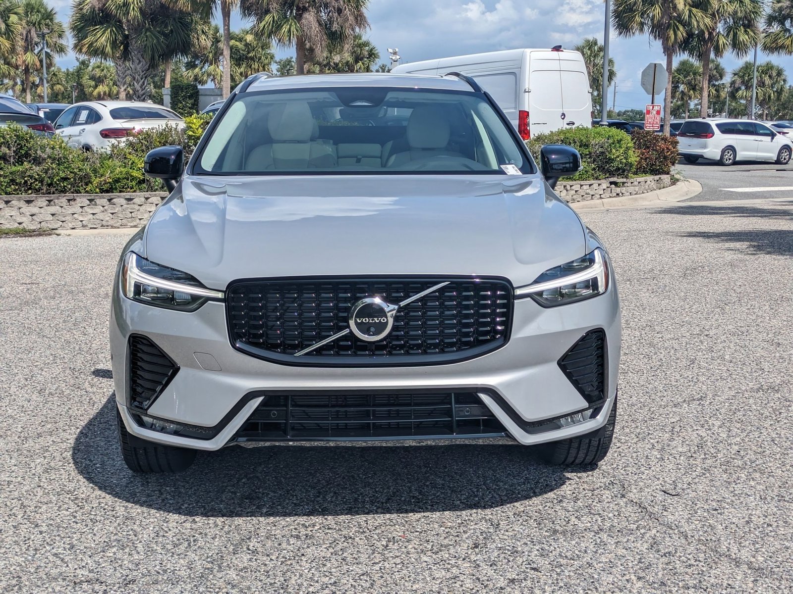 2025 Volvo XC60 B5 Plus photo 2