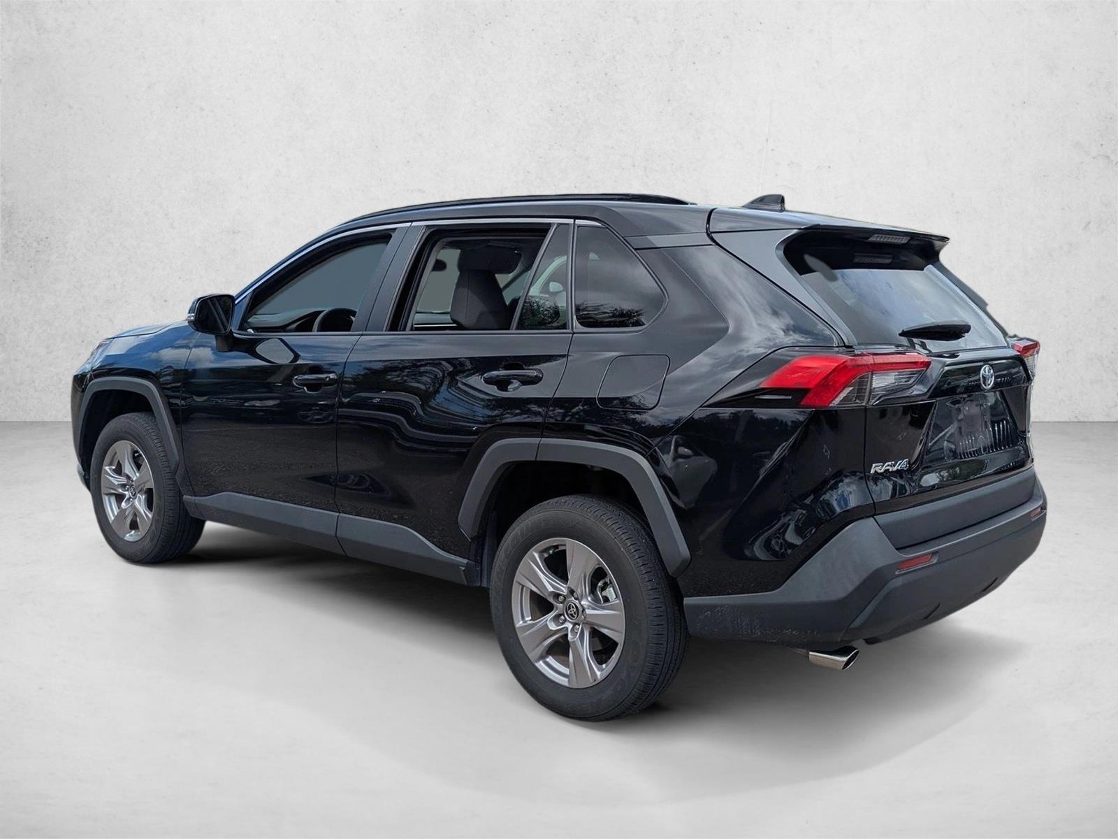2022 Toyota RAV4 XLE photo 3