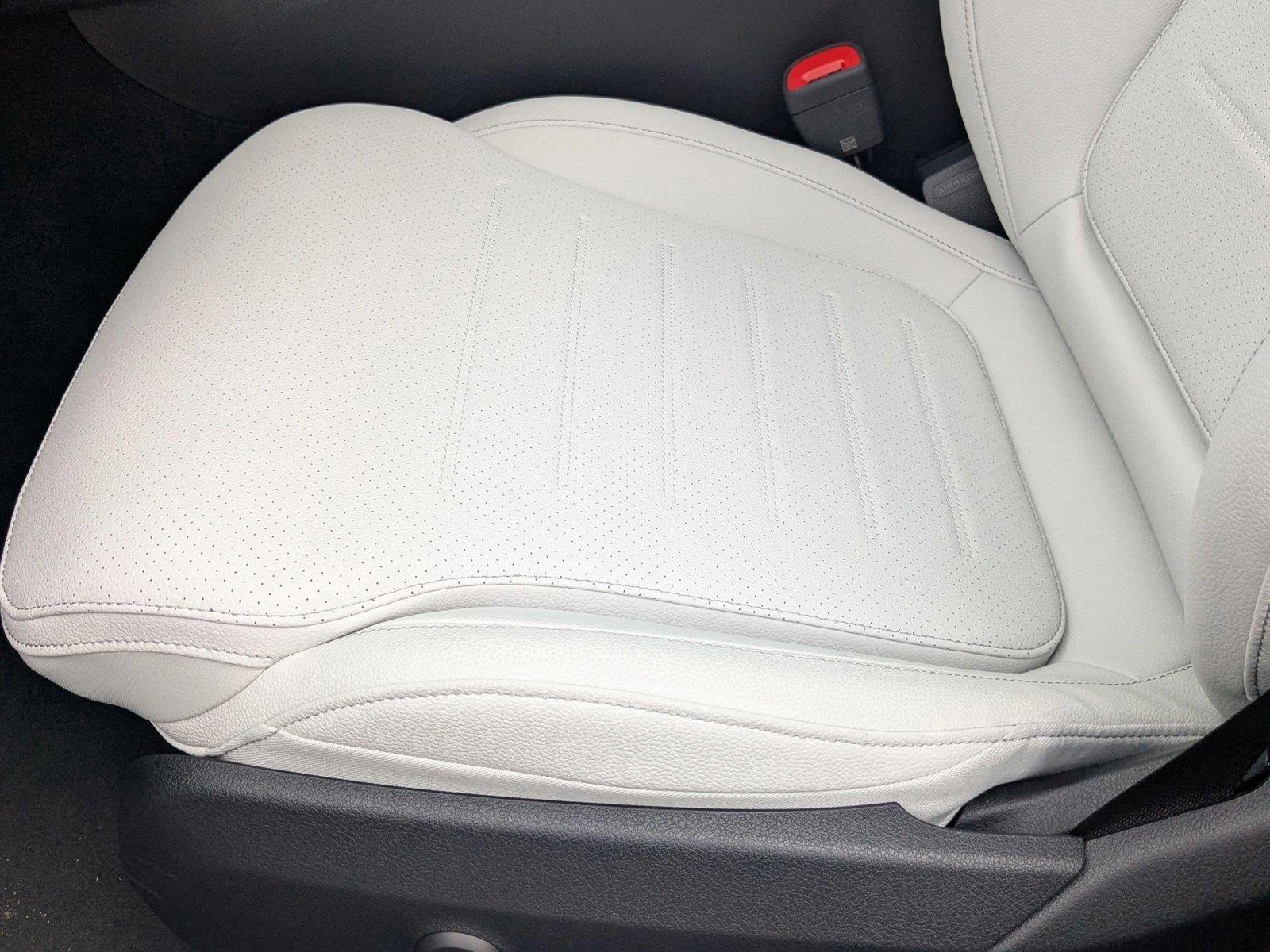 2025 Mercedes Benz C 300 Sedan photo 4