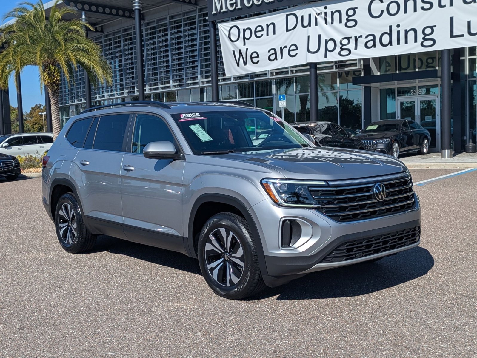 2024 Volkswagen Atlas SE photo 2