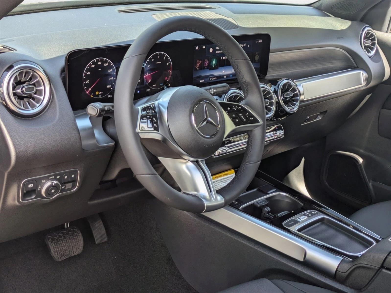 2025 Mercedes Benz GLB 250 photo 3