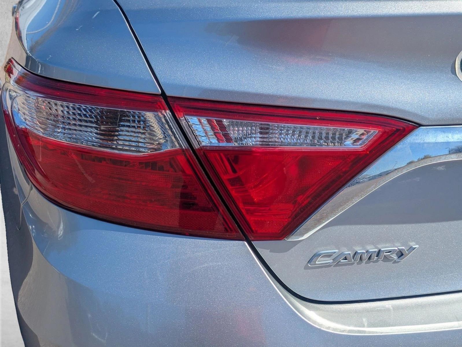 2017 Toyota Camry XLE photo 4