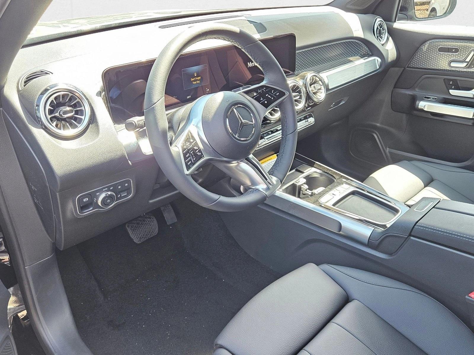 2025 Mercedes Benz GLB 250 photo 2