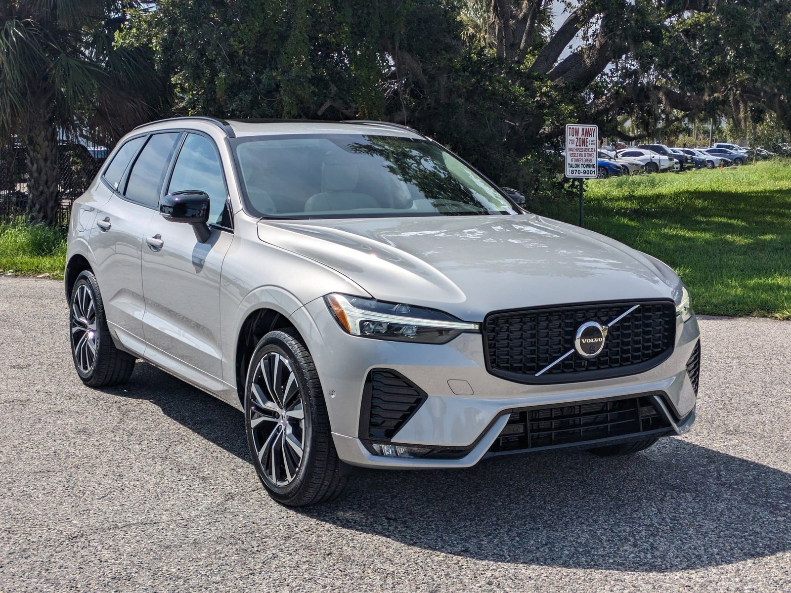 2025 Volvo XC60 B5 Plus photo 3