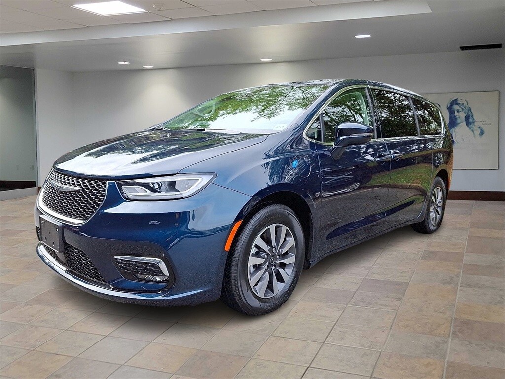 2022 Chrysler Pacifica Hybrid Touring L photo 3