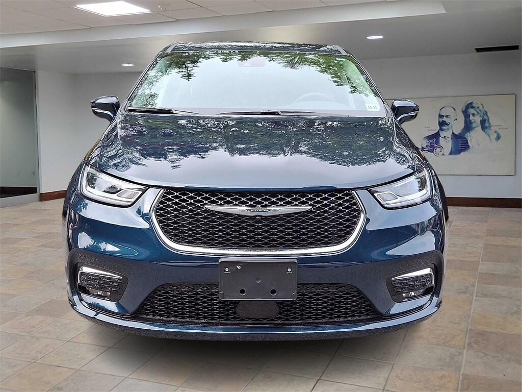 2022 Chrysler Pacifica Hybrid Touring L photo 2