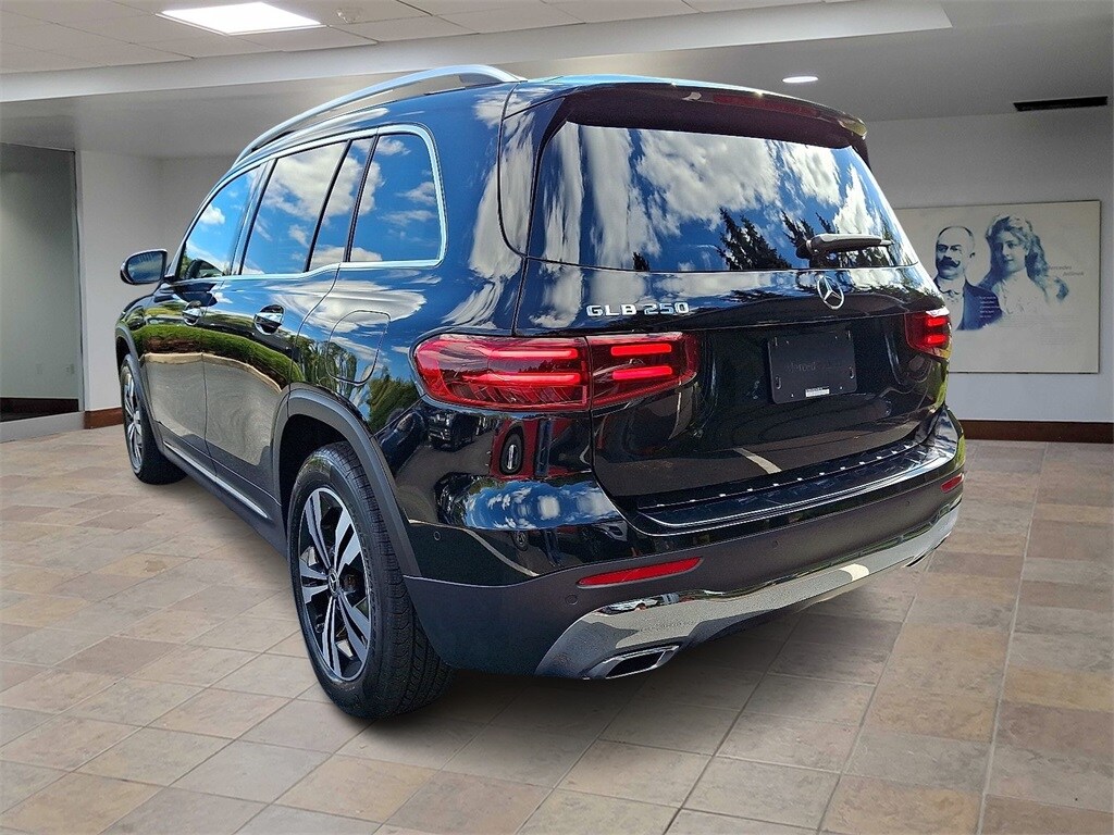 2025 Mercedes Benz GLB 250 4MATIC photo 4