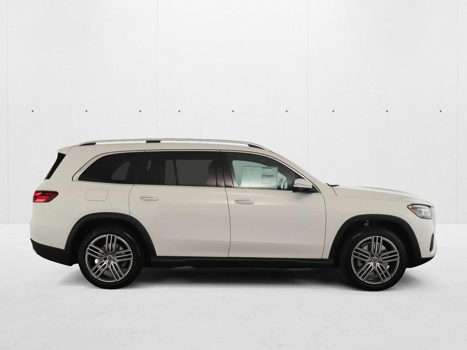2025 Mercedes Benz GLS 450 4MATIC photo 4