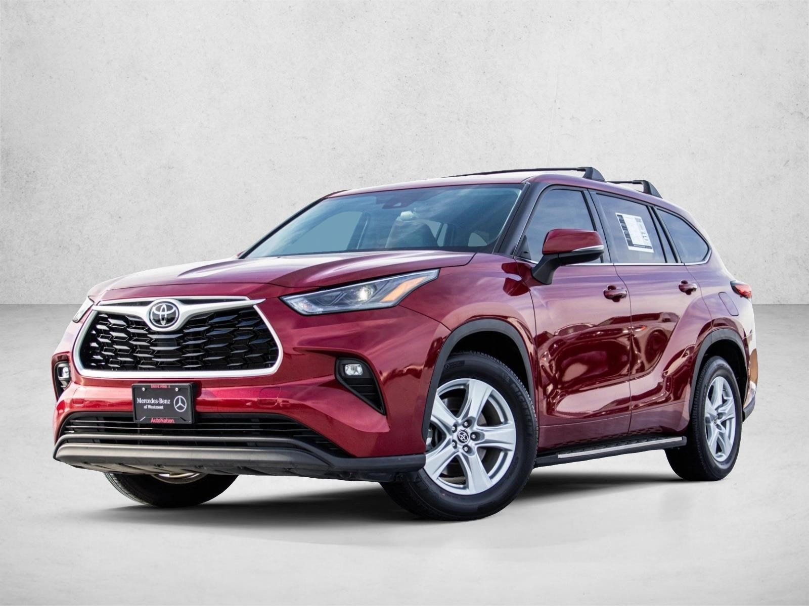 2022 Toyota Highlander LE's photo