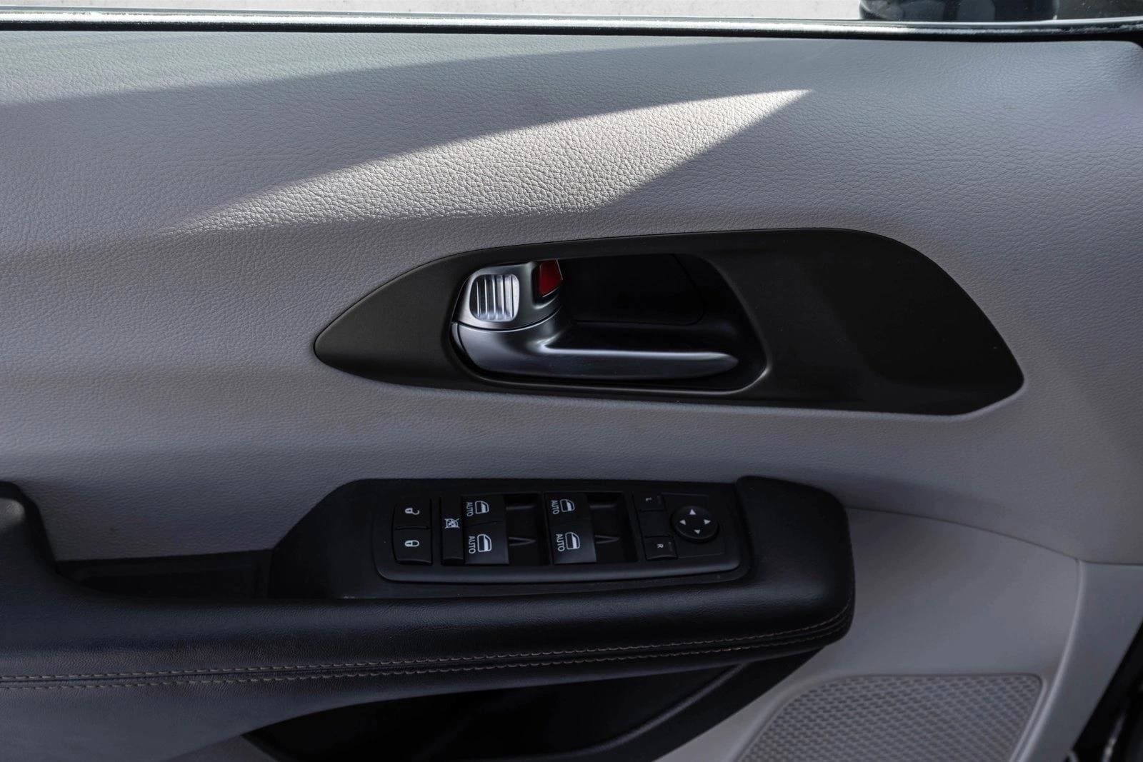 2019 CHRYSLER PACIFICA - Image 12