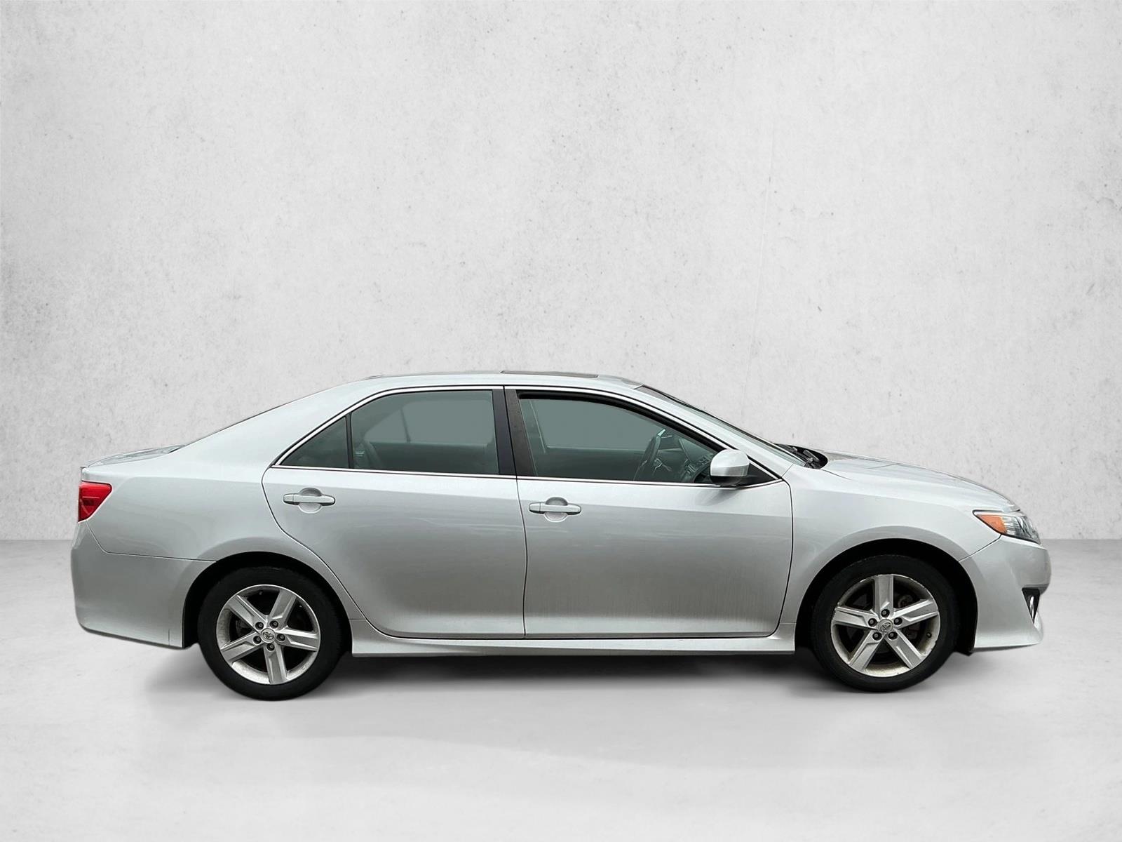 2012 Toyota Camry SE photo 3