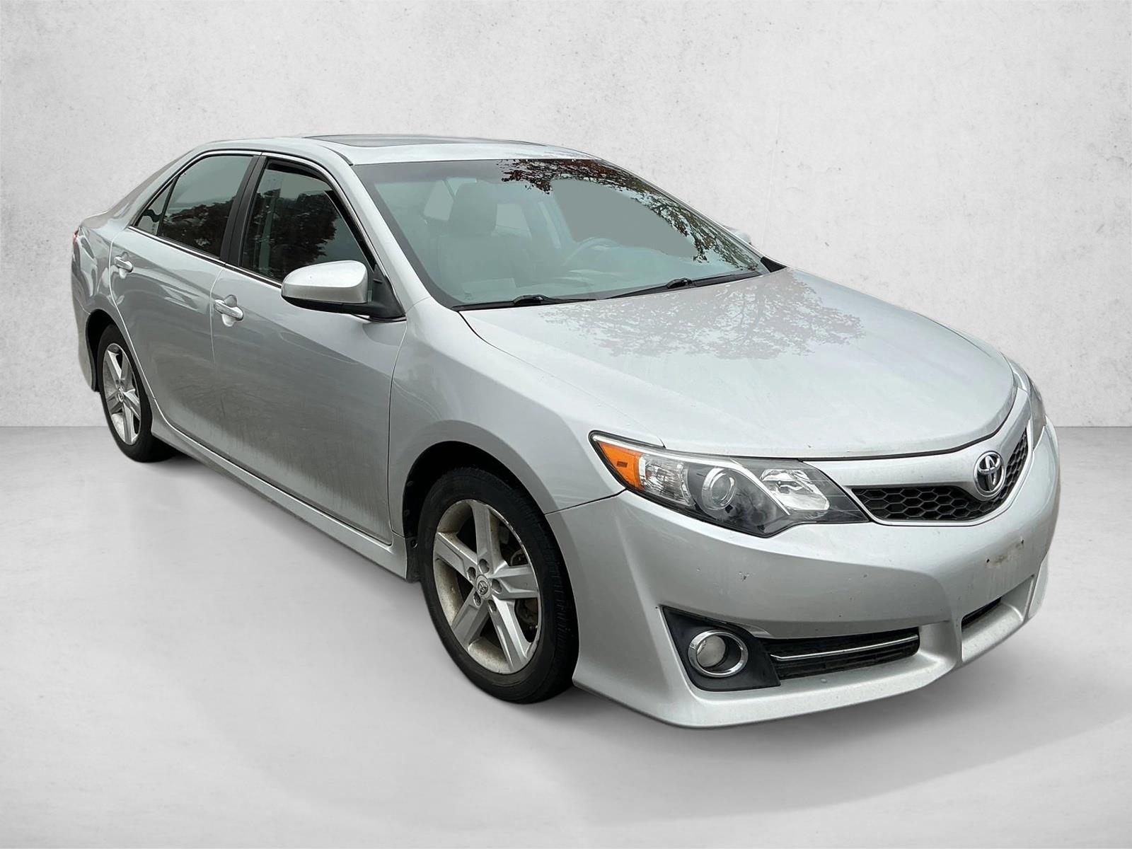 2012 Toyota Camry SE photo 2