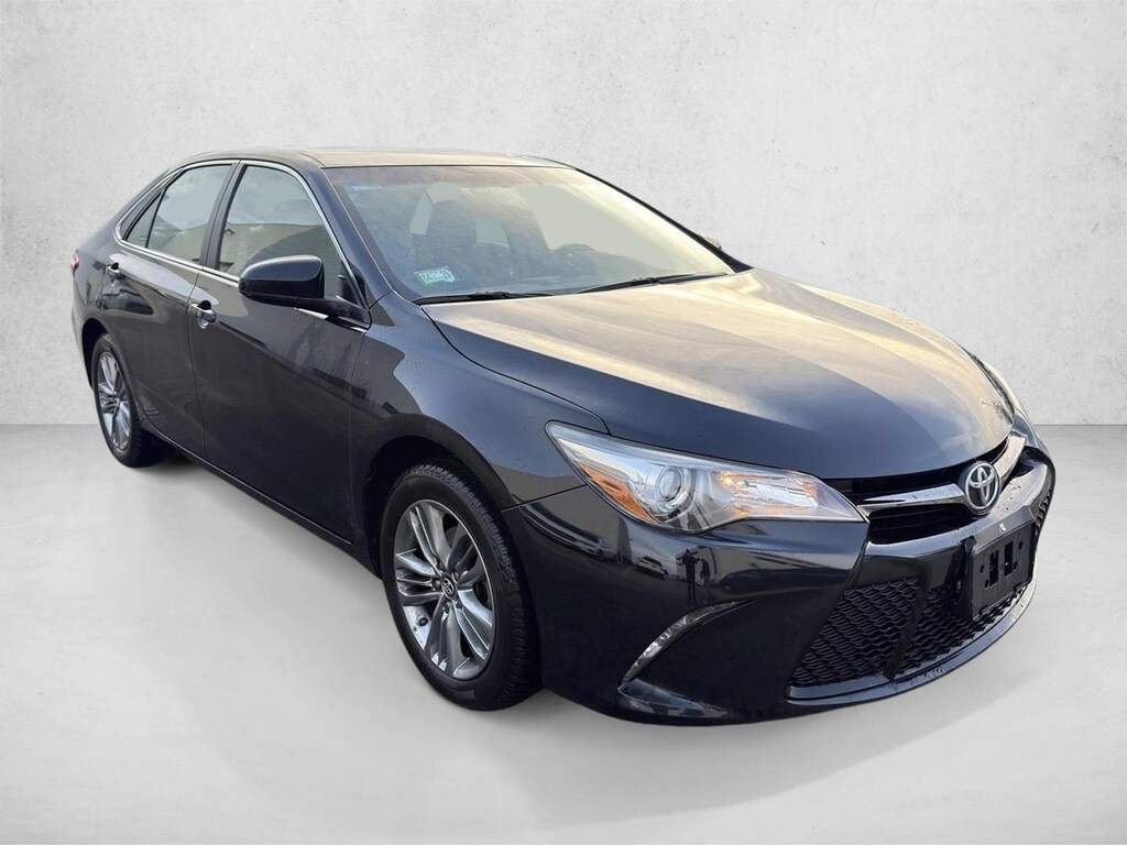 Used 2017 Toyota Camry SE Sedan