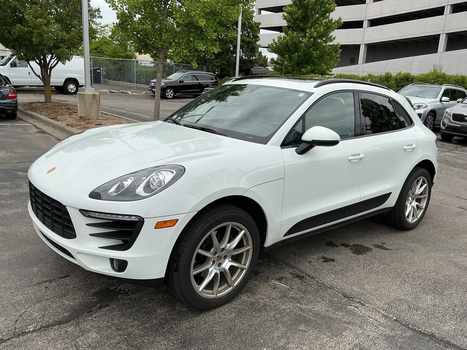 2018 Porsche Macan -'s photo