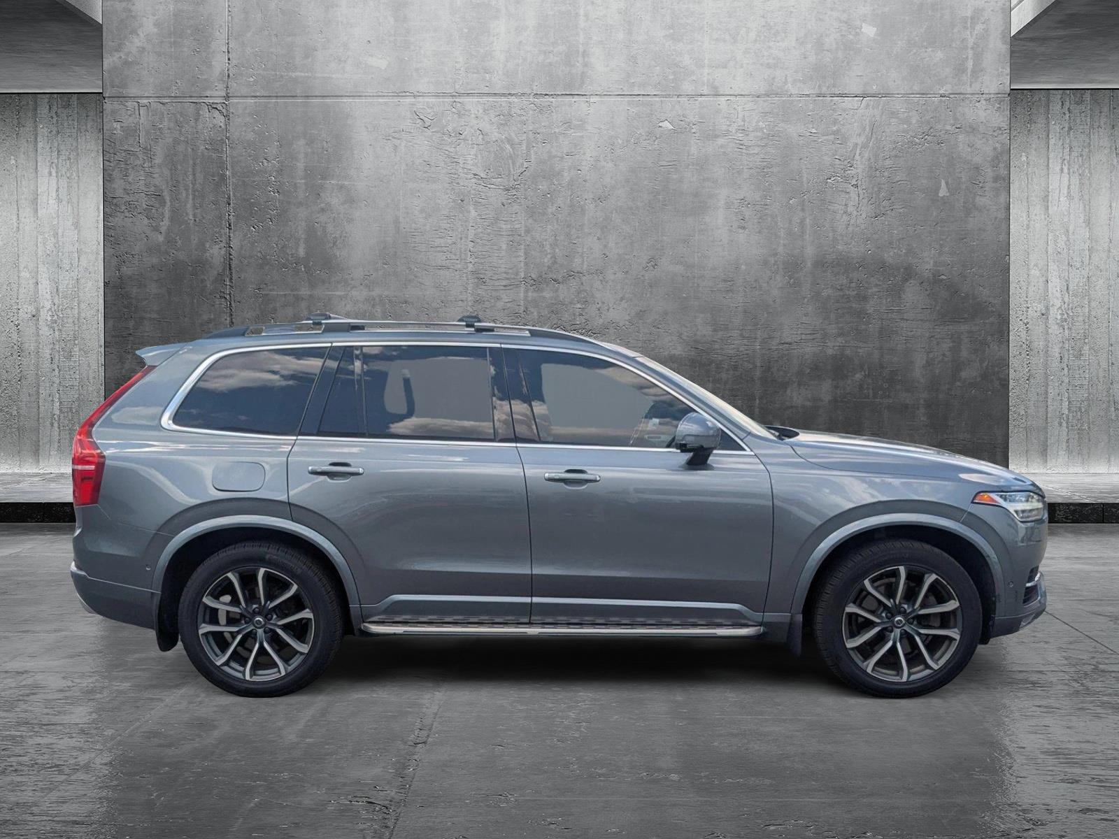 2016 Volvo XC90 T6 Momentum photo 4