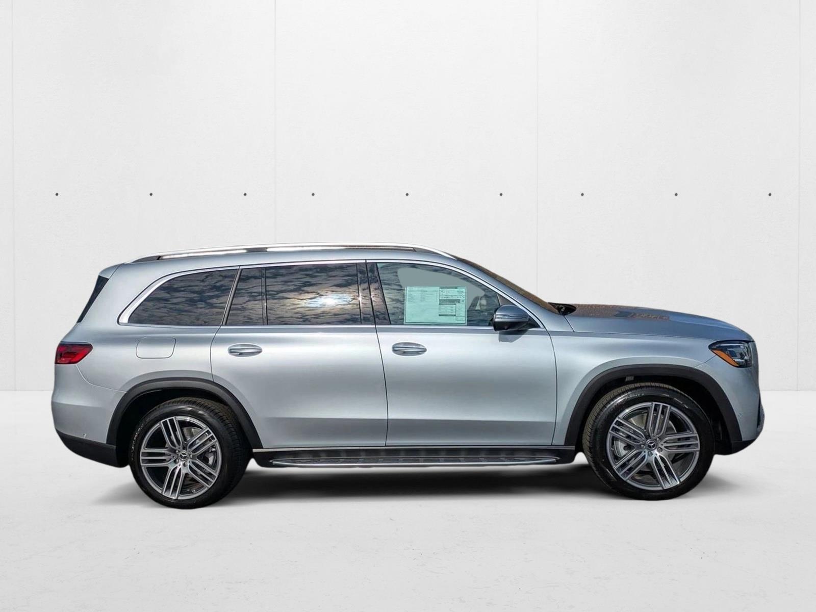 2026 Mercedes Benz GLS 450 4MATIC photo 4